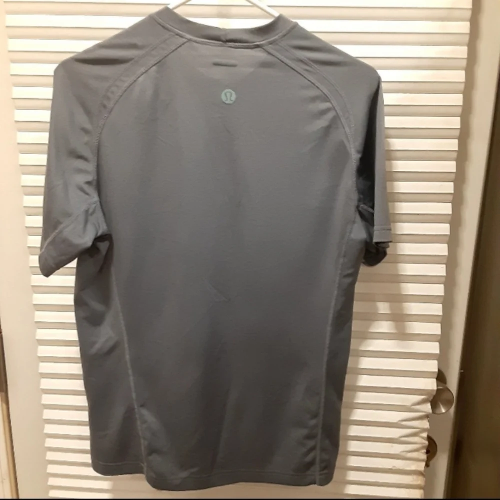 Lululemon athletica  unisex shirt. Size medium . Gray color - Picture 3 of 9